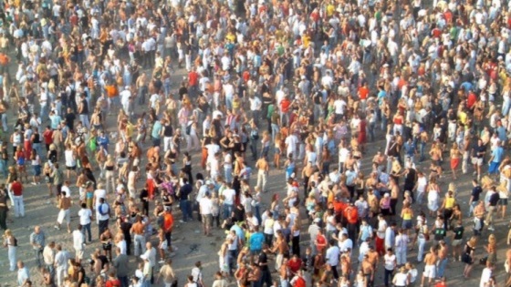 Tłum ludzi stojących na dużej przestrzeni