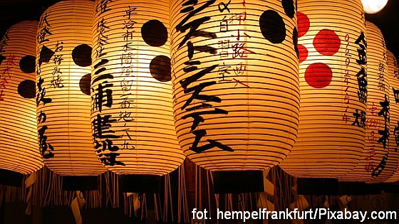 Rozświetlone japońskie lampiony